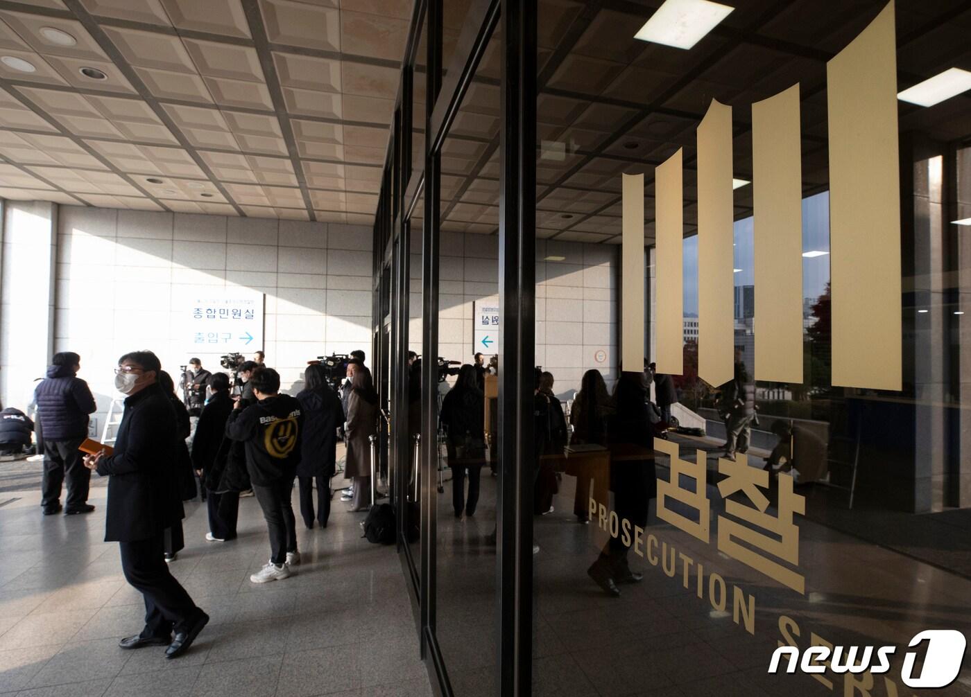 본문 이미지 - 15일 오전 서울 서초구 서울중앙지검에서 취재진이 정진상 더불어민주당 대표실 정무조정실장 검찰 출석을 취재하기 위해 대기하고 있다.  2022.11.15/뉴스1 ⓒ News1 신웅수 기자