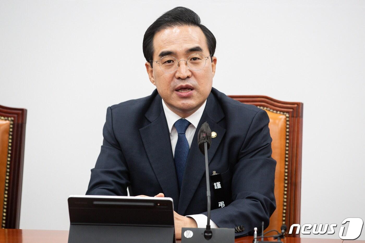 본문 이미지 - 박홍근 더불어민주당 원내대표가 15일 서울 여의도 국회에서 열린 원내대책회의에서 모두 발언을 하고 있다. 2022.11.15/뉴스1 ⓒ News1 유승관 기자