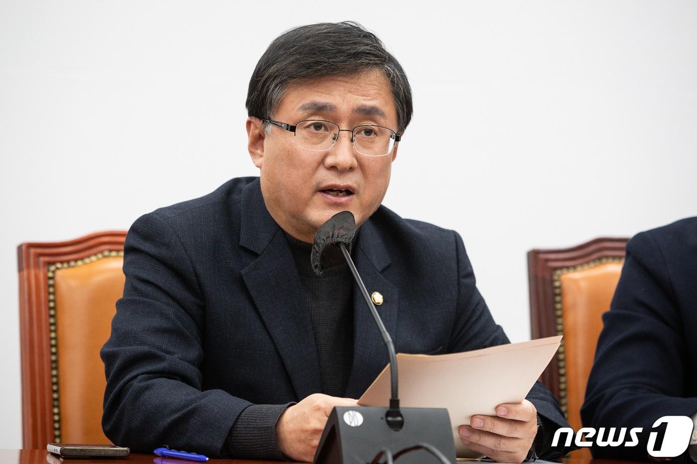 본문 이미지 - 김성환 더불어민주당 정책위의장이 15일 서울 여의도 국회에서 열린 원내대책회의에서 모두 발언을 하고 있다. 2022.11.15/뉴스1 ⓒ News1 유승관 기자
