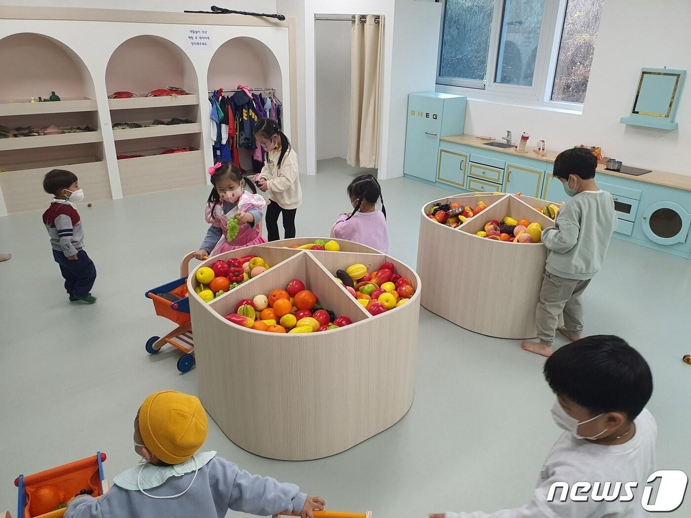 본문 이미지 - 15일 충북 음성군은 아동 권리 정책 방향 설정을 위해 아동 권리 인식 설문조사를 한다고 밝혔다. 사진은 오감만족 새싹 체험장 역할농이존.(음성군 제공)2022.11.15/뉴스1