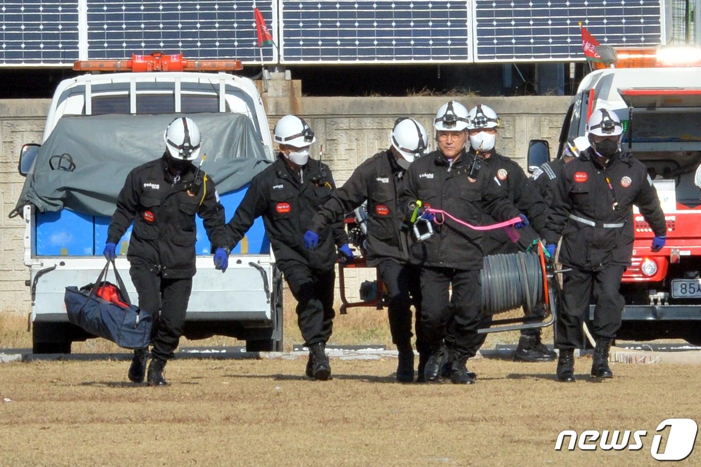 본문 이미지 - 15일 오전 경북 포항시가 남구 만인당 옆 운동장에서 열린 산불감시원 발대식에서 남·북구청 소속 산불전문진화대원들이 기계화장비를 이용한 진화시연을 펼치고 있다. 2022.11.15 (뉴스1 자료사진) ⓒ뉴스1 최창호 기자