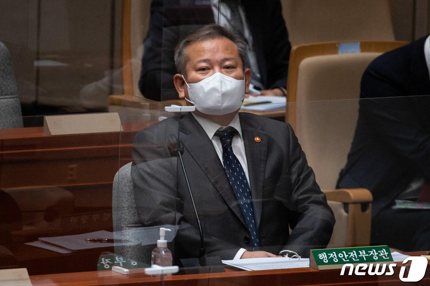 본문 이미지 - 이상민 행정안전부 장관이 15일 서울 여의도 국회에서 열린 제400회 국회(정기회) 예산결산특별위원회 제10차 전체회의에 출석해 회의를 지켜보고 있다. 2022.11.15/뉴스1 ⓒ News1 유승관 기자