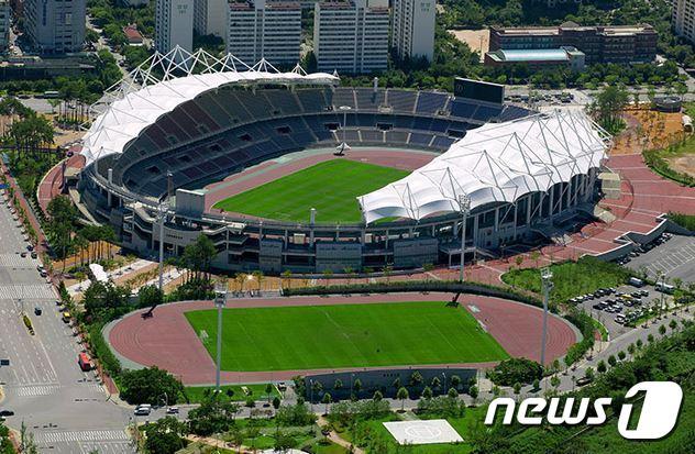 본문 이미지 - 고양종합운동장과 보조구장. 