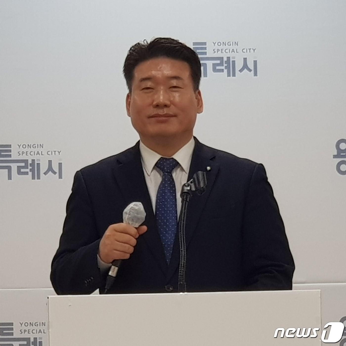 본문 이미지 - 기자회견을 하고 있는 정원영 전 용인시정연구원장.