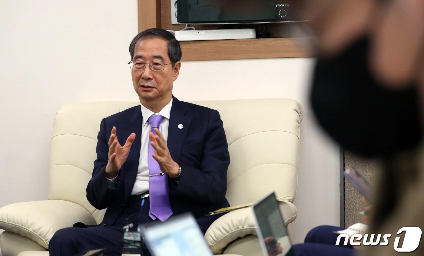 본문 이미지 - 한덕수 국무총리가 15일 오전 세종시 정부세종청사에서 열린 출입기자단 간담회에서 발언하고 있다. 2022.11.15/뉴스1 ⓒ News1 김기남 기자