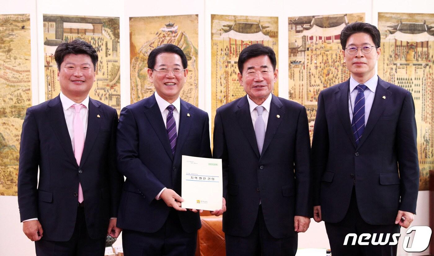본문 이미지 - 김영록 전남지사가 15일 오전 서울 여의도 국회에서 김진표 국회의장을 만나 지역현안 해결과 2023년도 국비지원을 건의한 뒤 건의서를 전달하고 있다.(전남도 제공) 2022.11.15/뉴스1 ⓒ News1