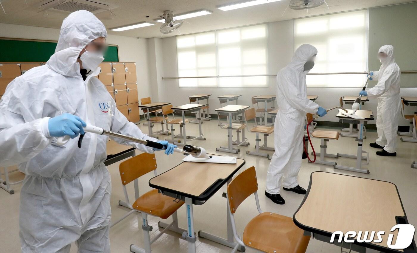 본문 이미지 - 2023학년도 수능시험을 이틀 앞둔 15일 대전 서구 괴정고등학교에서 방역업체 관계자들이 시험실 방역을 하고 있다. 2022.11.15/뉴스1 ⓒ News1 김기태 기자