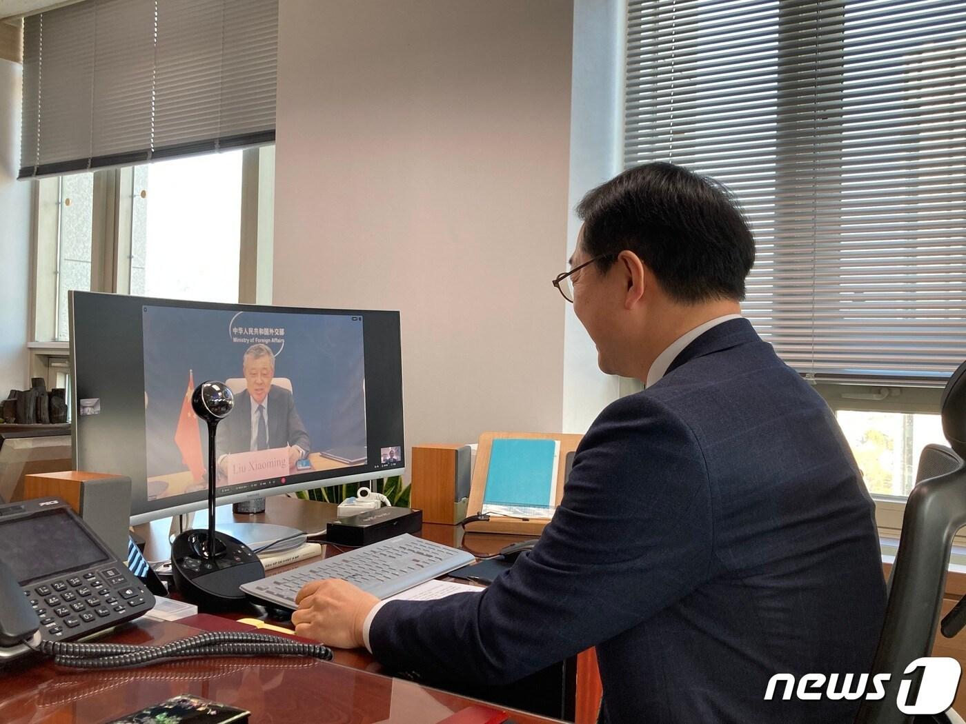 본문 이미지 - 김건 외교부 한반도평화교섭본부장이 15일 류샤오밍 중국 한반도사무특별대표와 화상협의를 하고 있다.(외교부 제공)