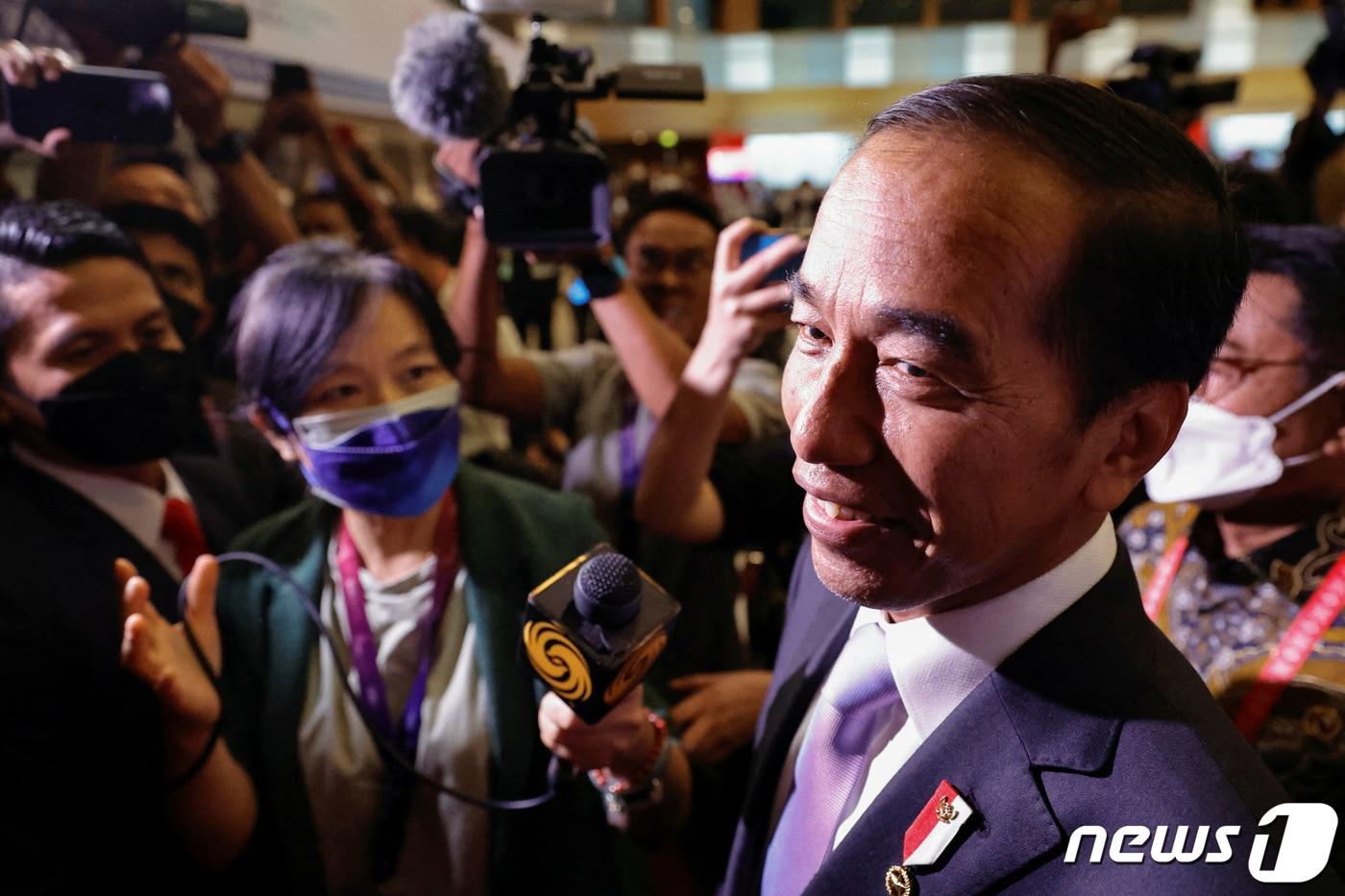 본문 이미지 - 지난해 11월 14일(현지시간) 올해 주요 20개국(G20) 정상회의가 인도네시아 발리에서 열린 가운데 인도네시아의 조코 위도도(조코위) 대통령이 G20 정상회의를 앞두고 기자회견을 가지고 있다. ⓒ 로이터=뉴스1 ⓒ News1 정윤영 기자