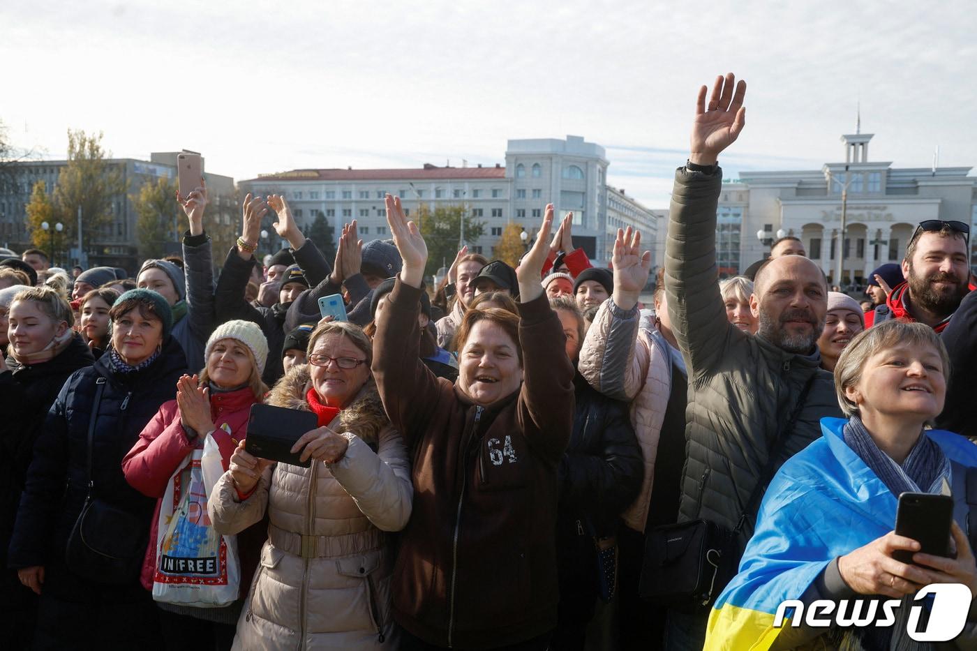 러시아군이 철수한 우크라이나 남부 헤르손에 14일(현지시간) 볼로디미르 젤렌스키 대통령이 방문하자 우크라이나 국민들이 양팔 벌려 환영하고 있다. 러시아 크림반도(크름반도)를 연결하는 남부 전략적 요충지 헤르손은 지난 3월 러시아군에 점령된 이래 약 9개월만에 우크라이나의 품으로 돌아왔다. 2022.11.14 ⓒ 로이터=뉴스1 ⓒ News1 정윤미 기자
