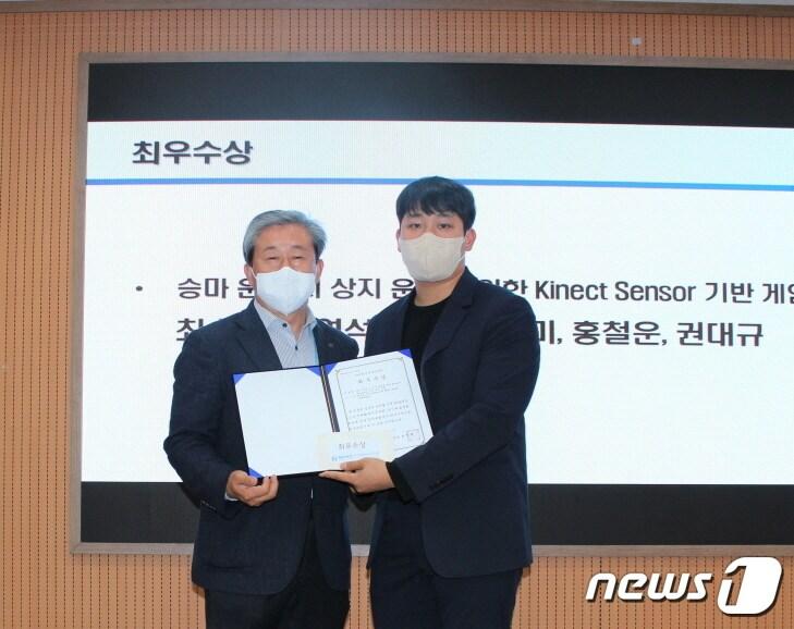 본문 이미지 - 전북대학교 바이오메디컬공학부 학부생들이 최근 열린 ‘한국재활복지공학회 제16회 학술대회’에서 학부생 논문경진대회 부문 최우수상을 수상했다.(전북대 제공) 2022.11.15/뉴스1