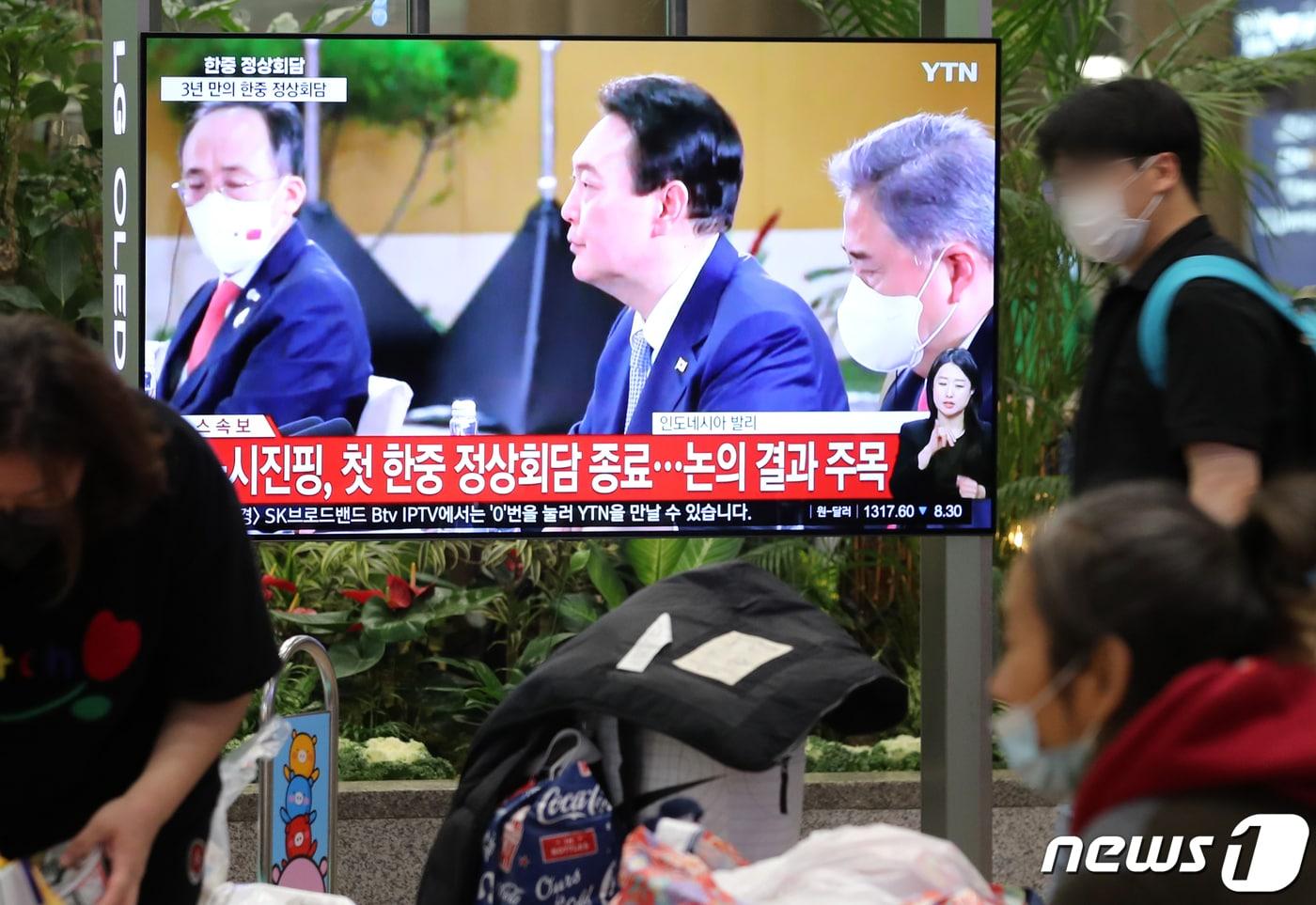 본문 이미지 - 15일 오후 인천국제공항 제1여객터미널 입국장 TV에서 윤석열 대통령과 시진핑 중국 국가주석의 첫 정상회담이 방송되고 있다. 2022.11.15/뉴스1 ⓒ News1 김진환 기자