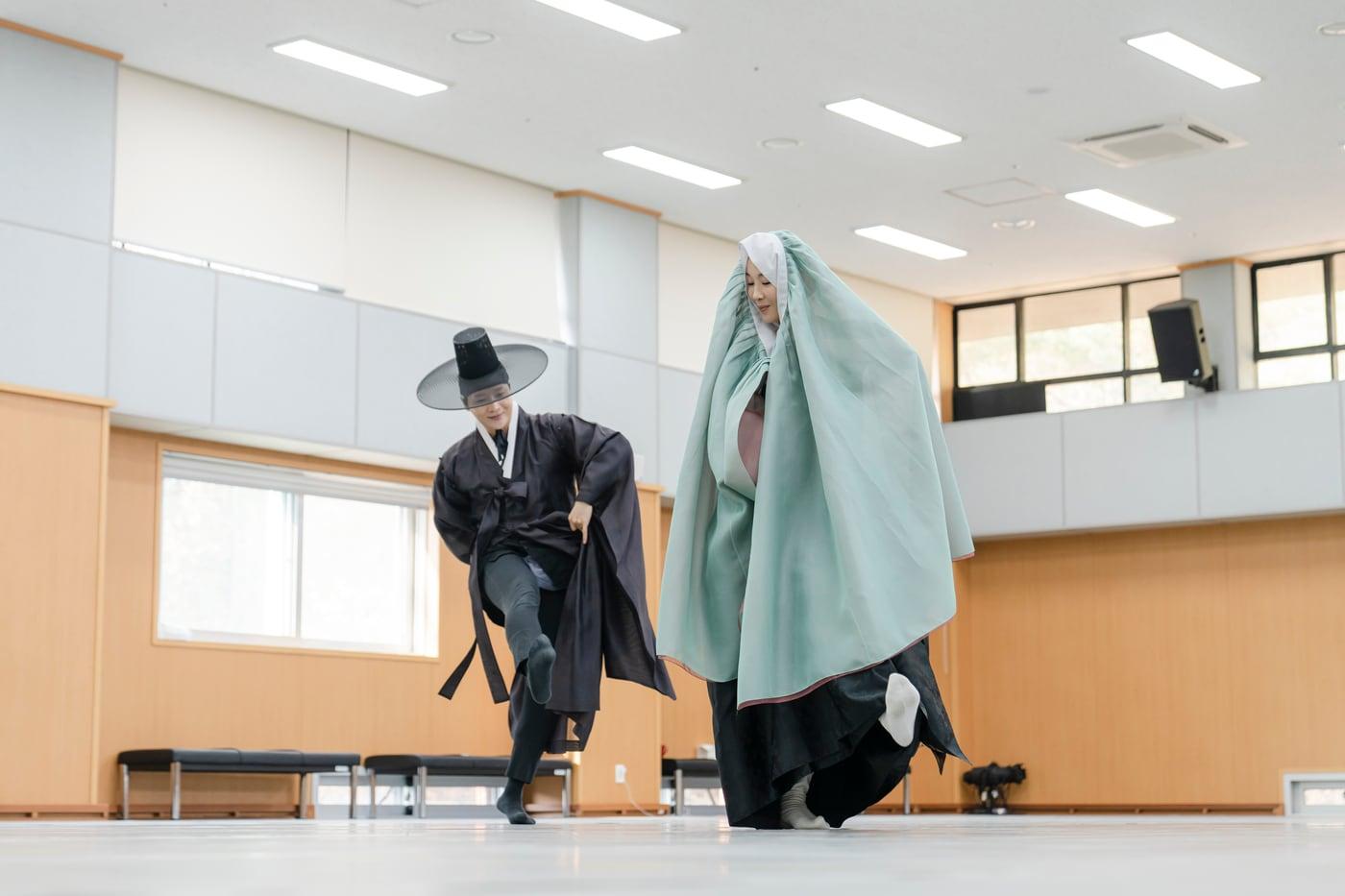 국립무용단 단원 박기환(왼쪽), 박지은이 15일 국립극장 연습실에서 '홀춤Ⅲ: 홀춤과 겹춤' 공연에 오르는 '월하정인'을 시연하는 모습. (국립극장 제공) 