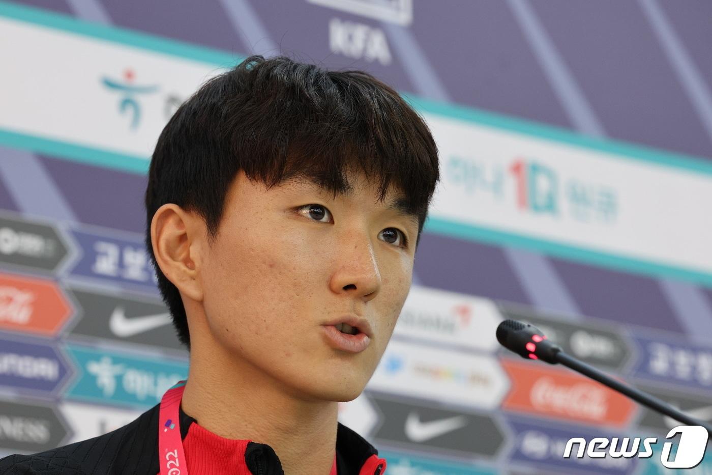 대한민국 축구대표팀 황인범이 15일 오후(현지시간) 카타르 도하 알 에글라 트레이닝센터에서 가진 훈련에 앞서 취재진과 인터뷰를 하고 있다. 2022.11.15/뉴스1 ⓒ News1 이광호 기자