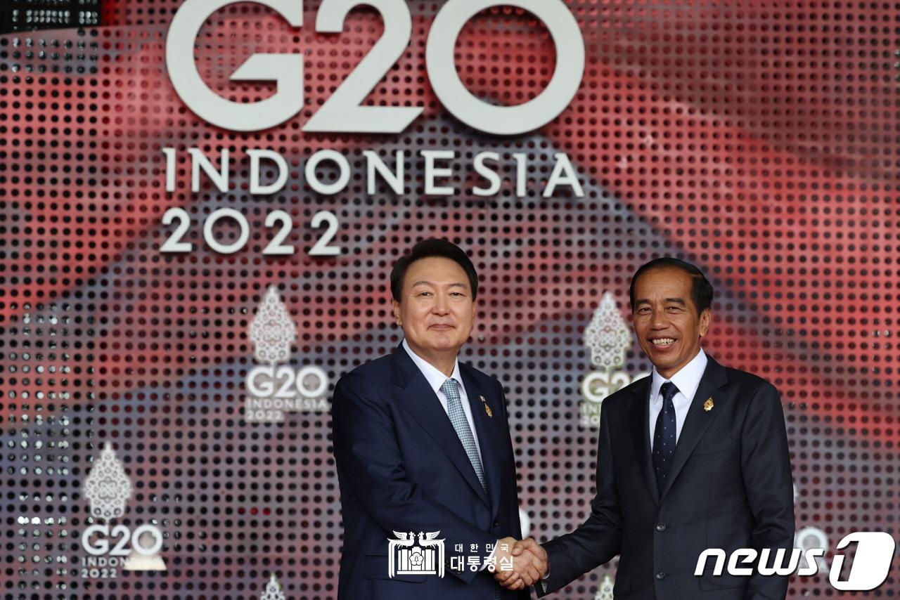 본문 이미지 - 윤석열 대통령이 15일(현지시간) 인도네시아 발리의 한 호텔에서 열린 G20 정상회의에서 조코 위도도 인도네시아 대통령과 기념촬영을 하고 있다. (대통령실 홈페이지) 2022.11.15/뉴스1 ⓒ News1 오대일 기자