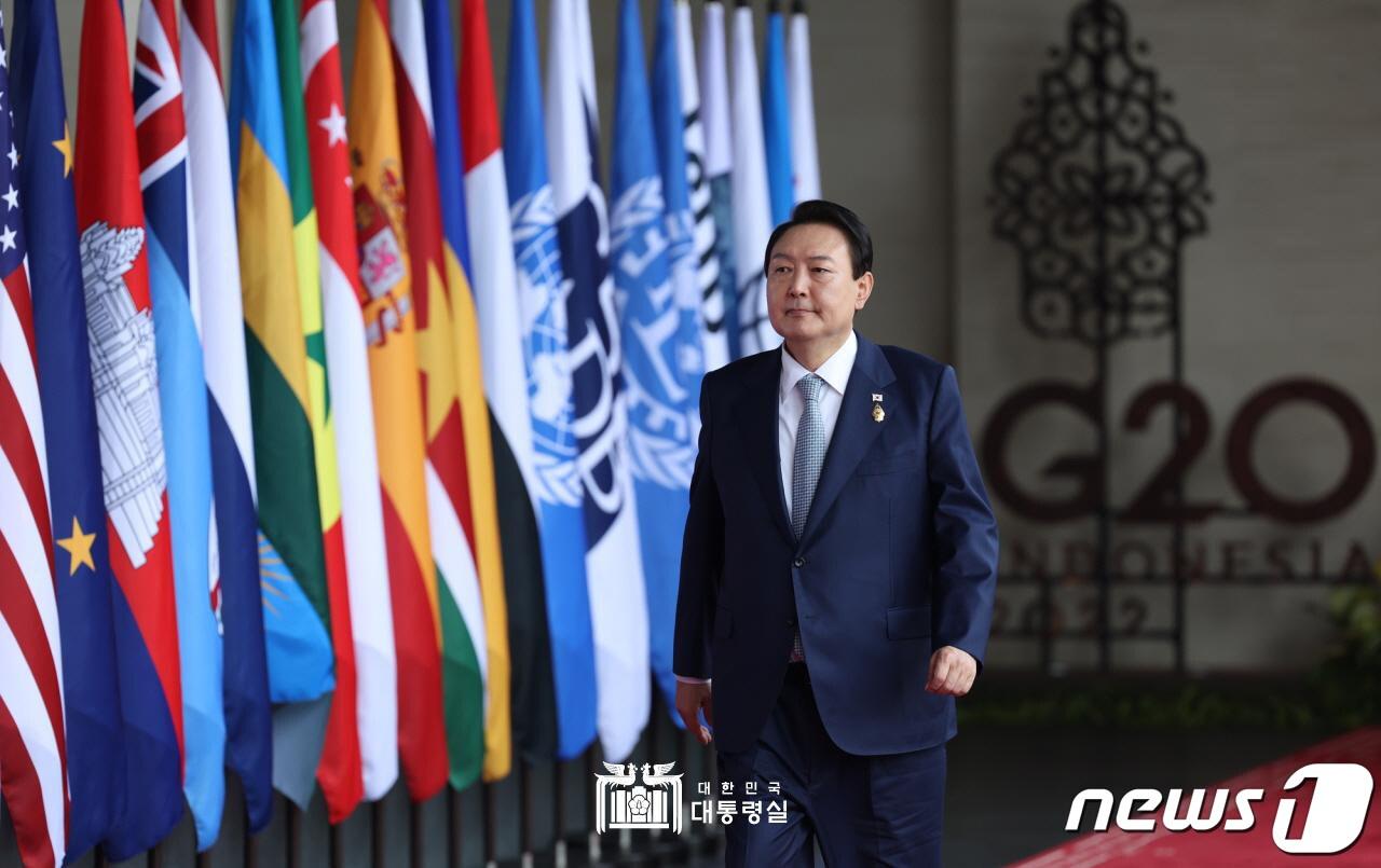 본문 이미지 - 윤석열 대통령이 15일(현지시간) 인도네시아 발리의 한 호텔에서 열린 G20 정상회의에 참석하고 있다. (대통령실 홈페이지) 2022.11.15/뉴스1 ⓒ News1 오대일 기자