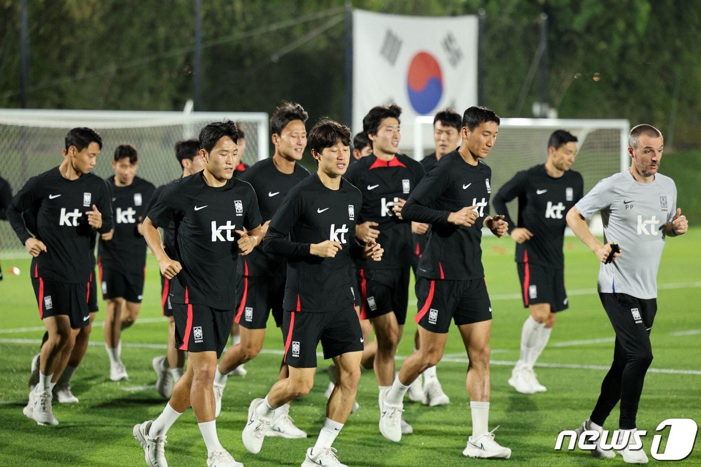 파울루 벤투 감독이 이끄는 월드컵 축구대표팀이 15일 오후(현지시간) 카타르 도하 알 에글라 트레이닝센터에서 훈련을 하고 있다. 벤투호는 오는 24일 오후 10시(한국시간) 우루과이와의 경기를 시작으로 가나(28일 오후 10시), 포르투갈(12월3일 오전 0시)과 차례로 조별리그를 치른다.2022.11.15/뉴스1 ⓒ News1 이광호 기자