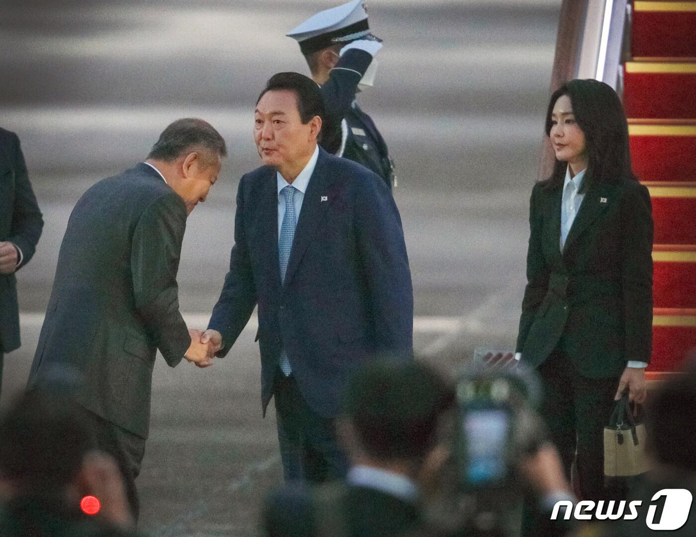 본문 이미지 - 윤석열 대통령이 16일 오전 아세안(ASEAN·동남아시아국가연합)-주요 20개국(G20) 정상회의를 위해 4박6일 동남아시아 순방을 마친 후 경기 성남 서울공항에 도착해 영접 나온 이상민 행정안전부 장관과 악수하고 있다. 2022.11.16/뉴스1 ⓒ News1 안은나 기자