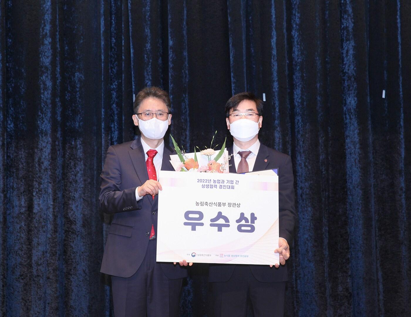 본문 이미지 - (왼쪽부터)양주필 농림축산식품부 식품산업정책관과 김갑종 NS홈쇼핑 고객지원본부 전무가 기념 사진촬영을 하고 있다.(NS홈쇼핑 제공)