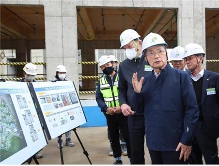본문 이미지 - 이한준 LH사장이 시흥장현 A9BL 신혼희망타운 건설현장을 점검하고 있다(LH 제공)
