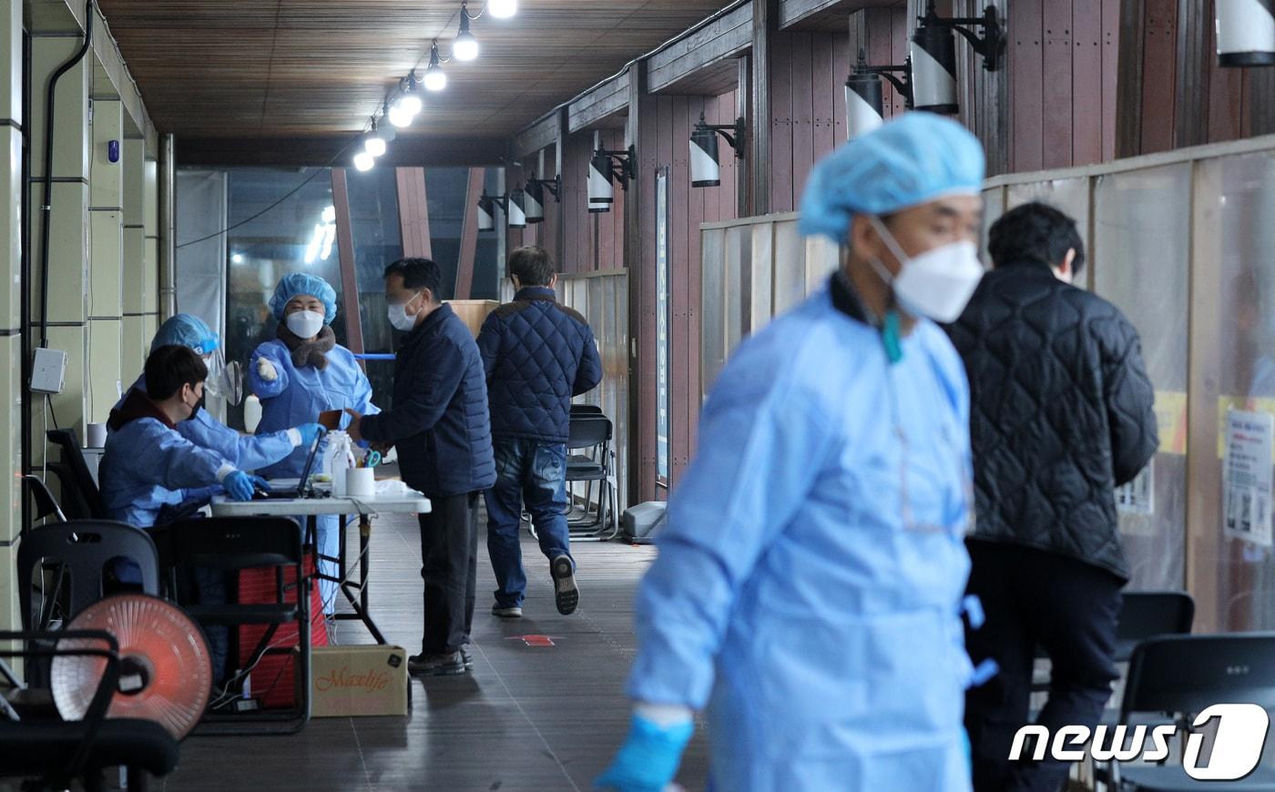본문 이미지 - 서울 송파구보건소 신종 코로나바이러스 감염증(코로나19) 선별진료소에서 관계자들이 시민들을 안내하고 있다.  2022.11.16/뉴스1 ⓒ News1 안은나 기자