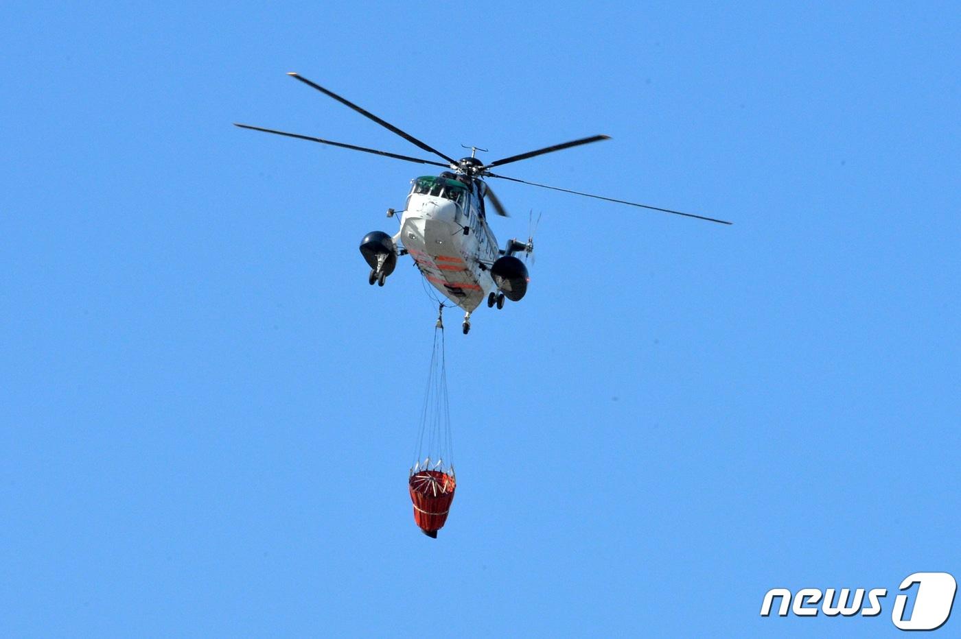 경북 포항시 산불진화헬기. &#40;누스1 자료, 재판매 및 DB 금지&#41; ⓒ News1 최창호 기자