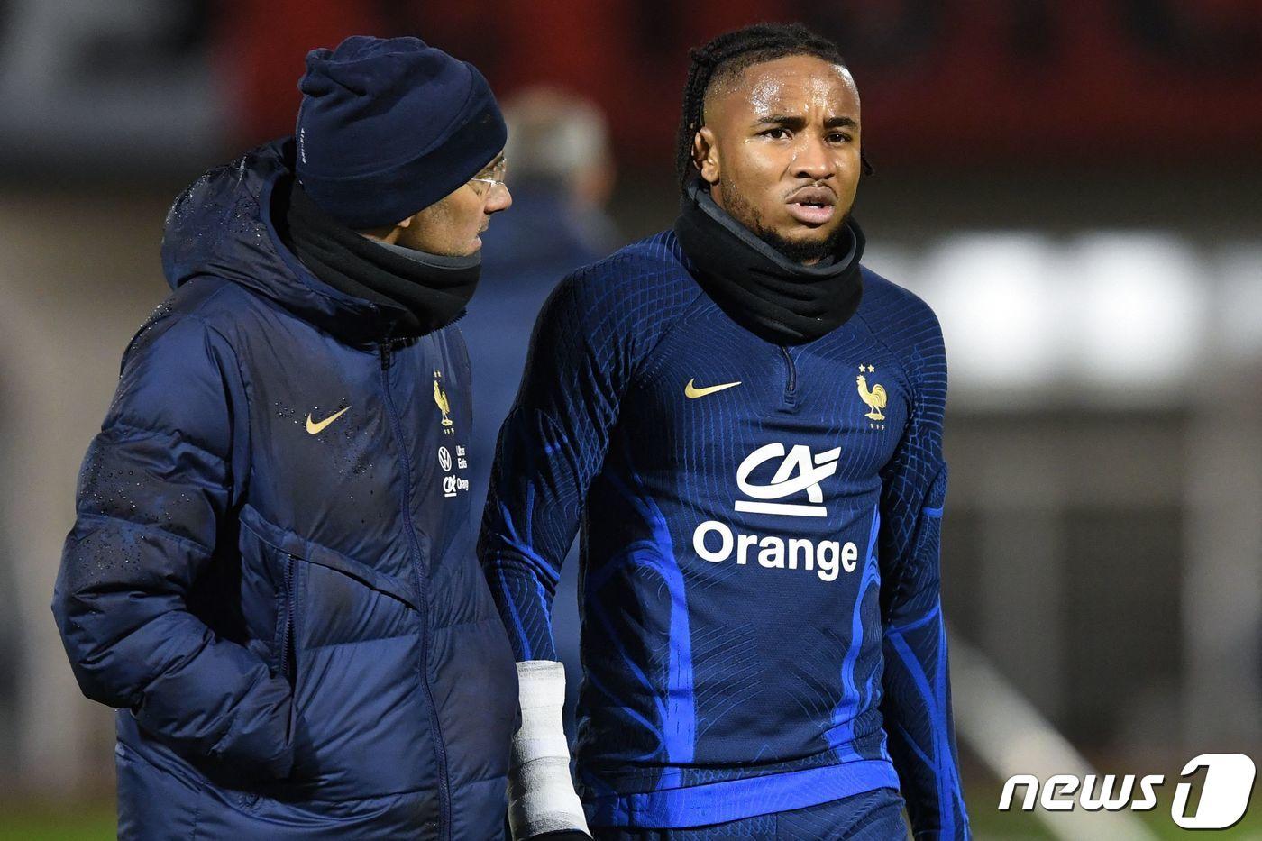 훈련 도중 부상을 당한 프랑스 대표팀의 크리스토퍼 은쿤쿠. ⓒ AFP=뉴스1