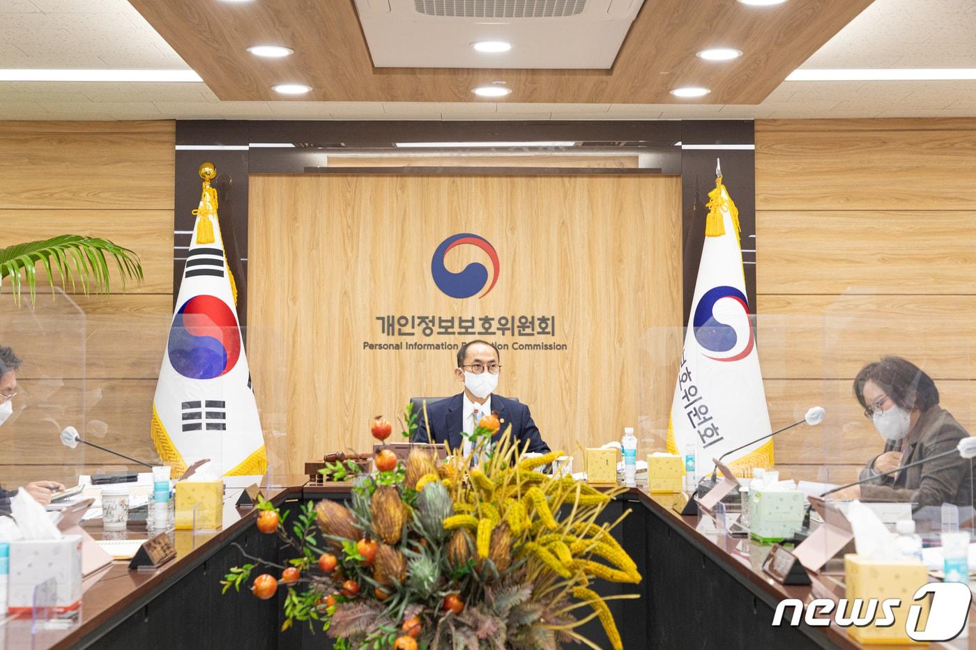 고학수 개인정보보호위원회 위원장이 11월 16일 오전 서울 종로구 정부서울청사에서 개최된 제18회 개인정보보호위원회 전체회의에서 의사진행을 하고 있다.(개인정보위 제공)./