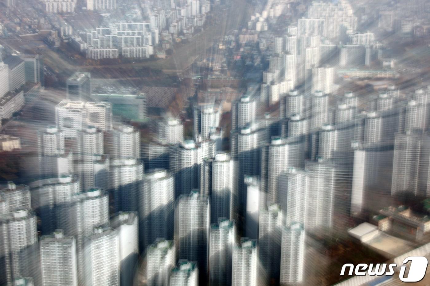 본문 이미지 - 16일 서울 송파구 롯데월드타워 서울스카이에서 도심 아파트 단지가 보이고 있다. 2022.11.16/뉴스1 ⓒ News1 안은나 기자