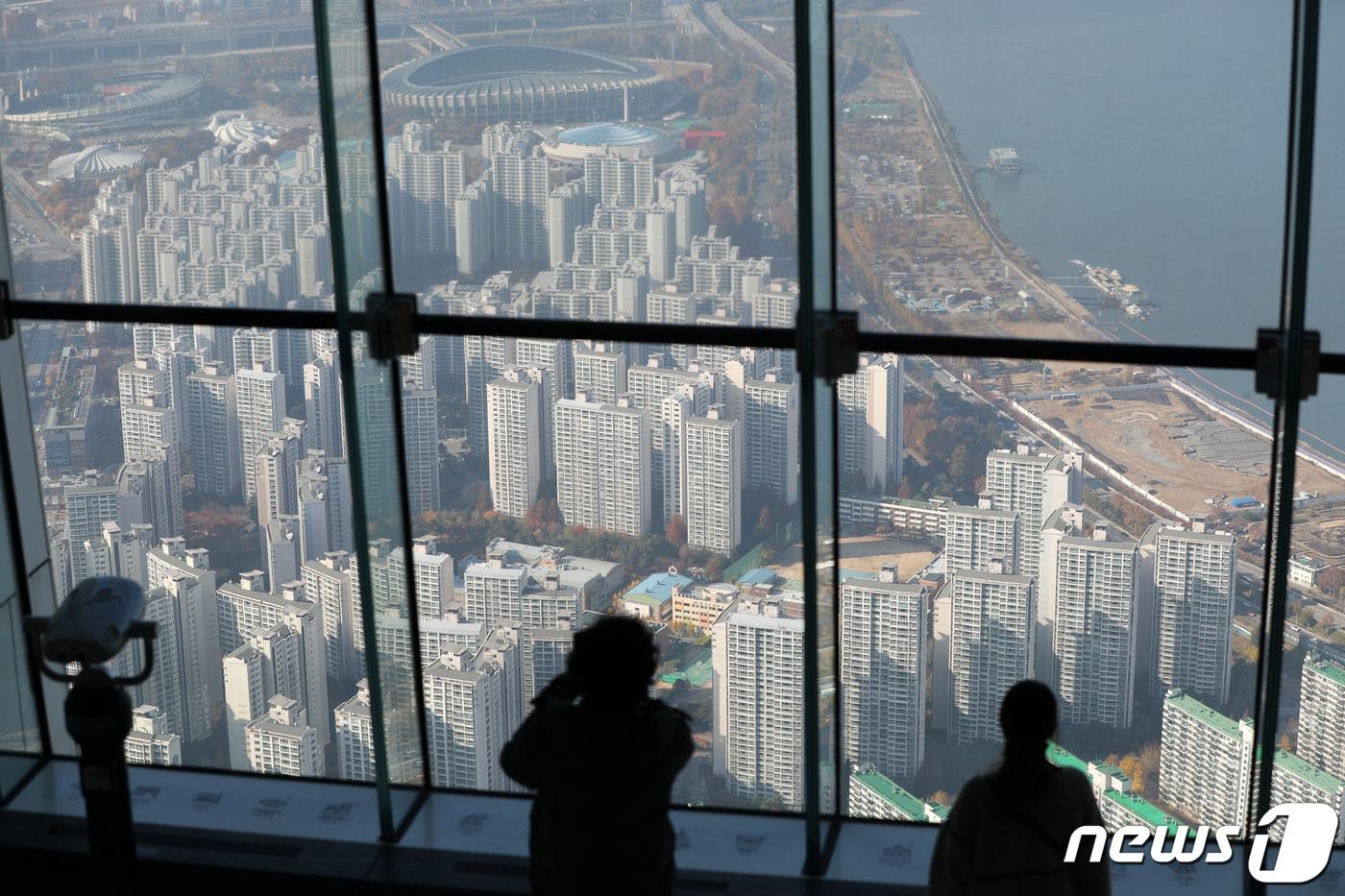  16일 서울 송파구 롯데월드타워 서울스카이에서 도심 아파트 단지가 보이고 있다 2022.11.16/뉴스1 ⓒ News1 안은나 기자