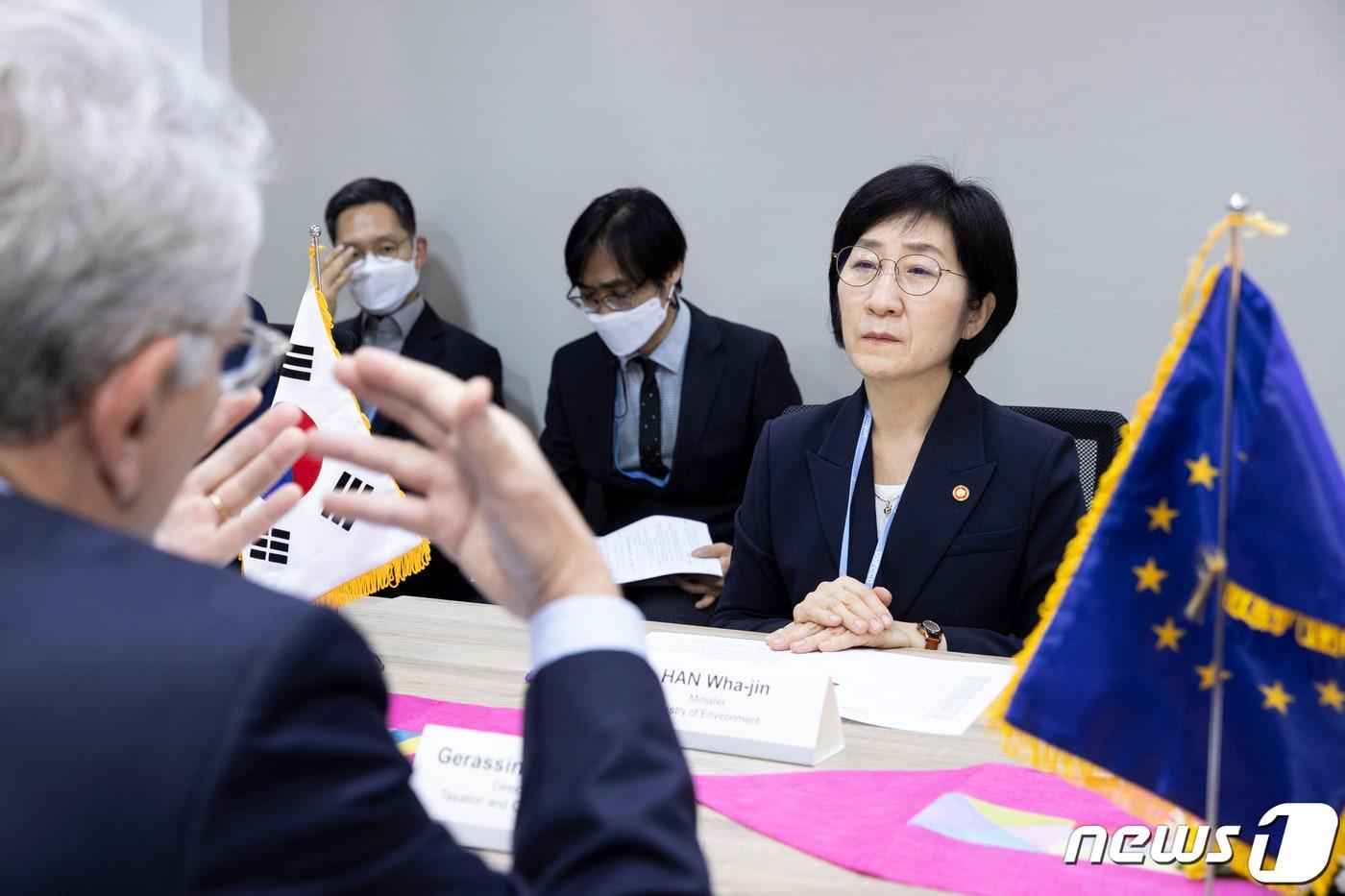 본문 이미지 - 한화진 환경부장관이 이집트 샤름엘셰이크에서 게라시모스 토마스 EU 집행위원회 조세총국장과 만나 탄소국경제도(CBAM) 운영 관련 논의를 하고 있다. (환경부 제공) 2022.11.16/뉴스1