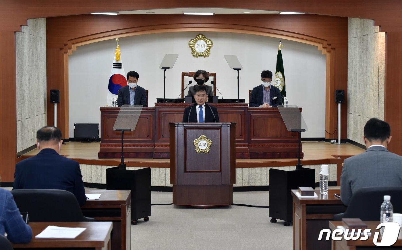 본문 이미지 - 정성주 김제시장이 16일 열린 제264회 김제시의회 제2차 정례회에서 시정연설을 통해 내년도 시정운영방향을 밝히고 있다.(김제시제공) 2022.11.16/뉴스1