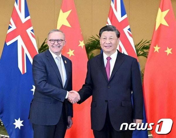 본문 이미지 - 앤서니 앨버니지 호주 총리(좌)가 15일(현지시간) 주요 20개국(G20) 정상회의를 계기로 인도네시아에 방문한 자리에서 시진핑 중국 국가주석과 정상회담을 진행했다. (중국 외교부)