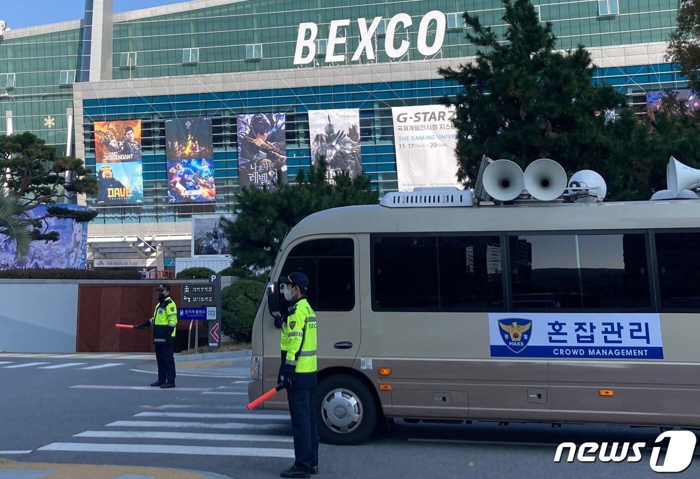 본문 이미지 - 부산경찰 '지스타' 대비 이동식 혼잡관리차량 배치.(부산경찰청 제공)