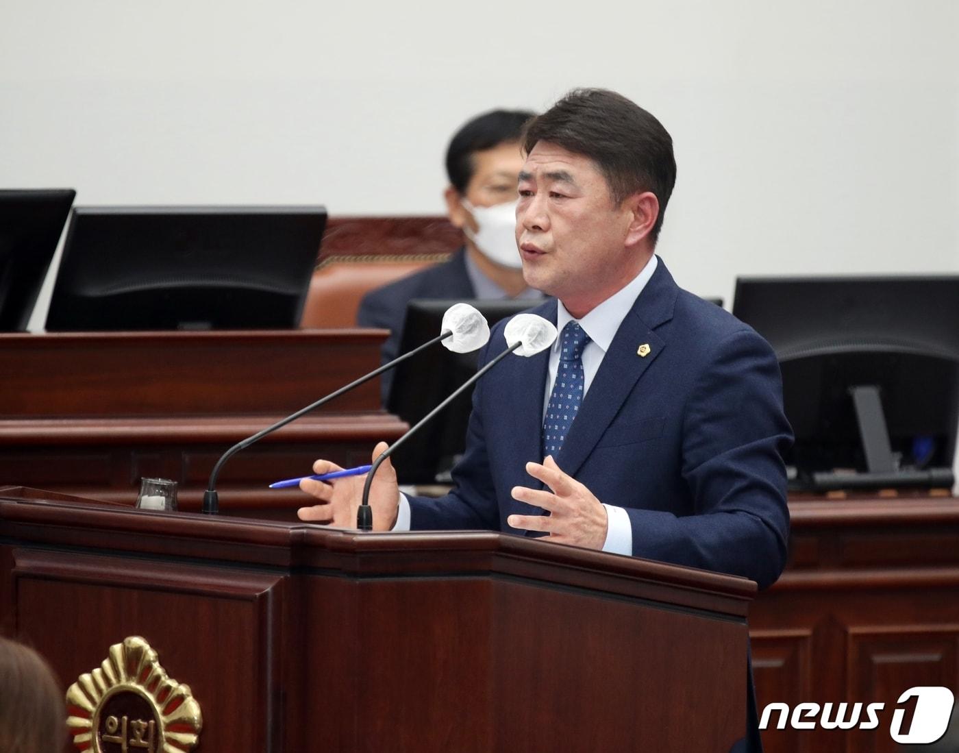 본문 이미지 - 임정은 제주도의원(더불어민주당·대천·중문·예래동)이 16일 열린 제주도의회 제411회 제2차 정례회 제2차 본회의에서 오영훈 제주도지사를 상대로 도정질문을 하고 있다.(제주도의회 제공)2022.11.16/뉴스1 ⓒ News1 홍수영 기자