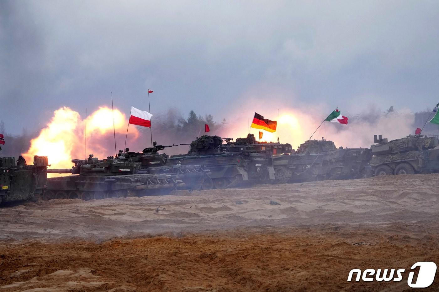 본문 이미지 - 나토(NATO·북대서양조약기구) 증강대응군(Enhanced Forward Presence) 부대들이 2022년 11월 16일(현지시간) 라트비아 아다지에서 '2022 아이언 스피어' 군사훈련에 참여하고 있다. 2022. 11. 16. ⓒ 로이터=뉴스1