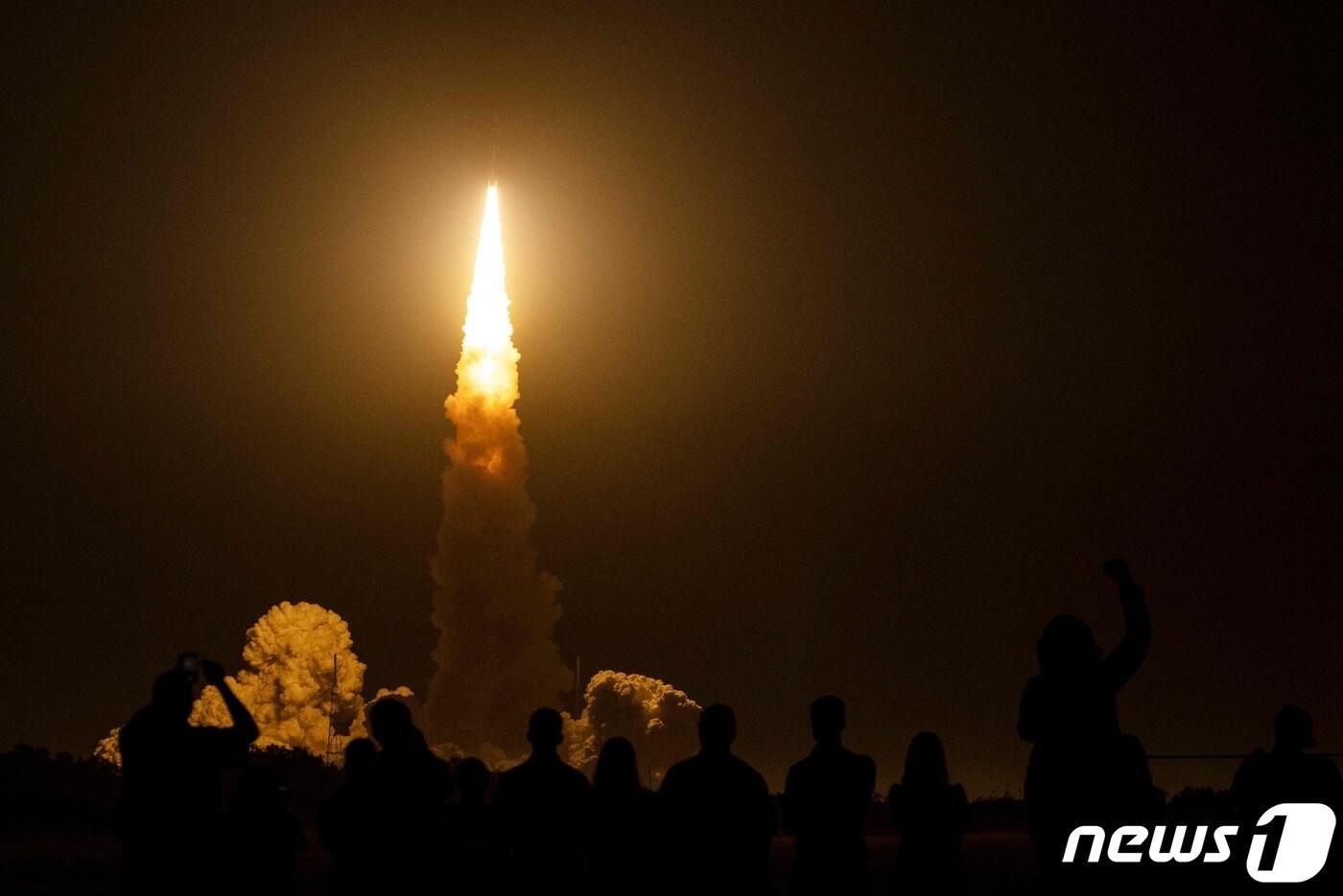 나사(NASA·미 항공우주국) 케네디우주센터 39B 발사대에서 '아르테미스 1호' 무인 달 탐사선이 이륙하고 있다. 2022. 11. 16. ⓒ AFP=뉴스1 ⓒ News1 최서윤 기자