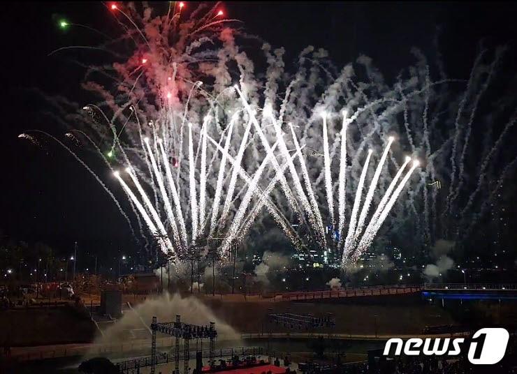 본문 이미지 - 파주 운정호수공원 불꽃축제가 4년만에 이달 26일 정상 개최된다. 사진은 지난 2018년 행사 모습. (운정연 제공)