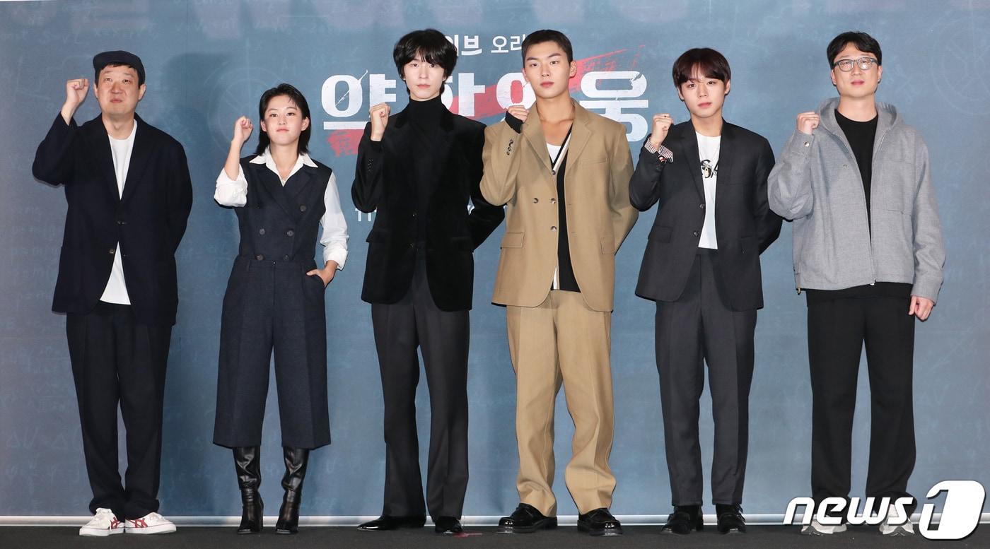 본문 이미지 - 한준희 크리에이터(왼쪽부터)와 배우 이연, 홍경, 최현욱, 박지훈, 유수민 감독이 16일 오후 서울 용산 아이파크몰CGV에서 진행된 웨이브 오리지널 드라마 ‘약한영웅 Class 1’ 시사회 및 기자간담회에서 포즈를 취하고 있다. ‘약한영웅 Class 1’은 시은과 수호, 범석이 폭력에 맞서는 여정을 그린 성장 드라마다. 2022.11.16/뉴스1 ⓒ News1 권현진 기자