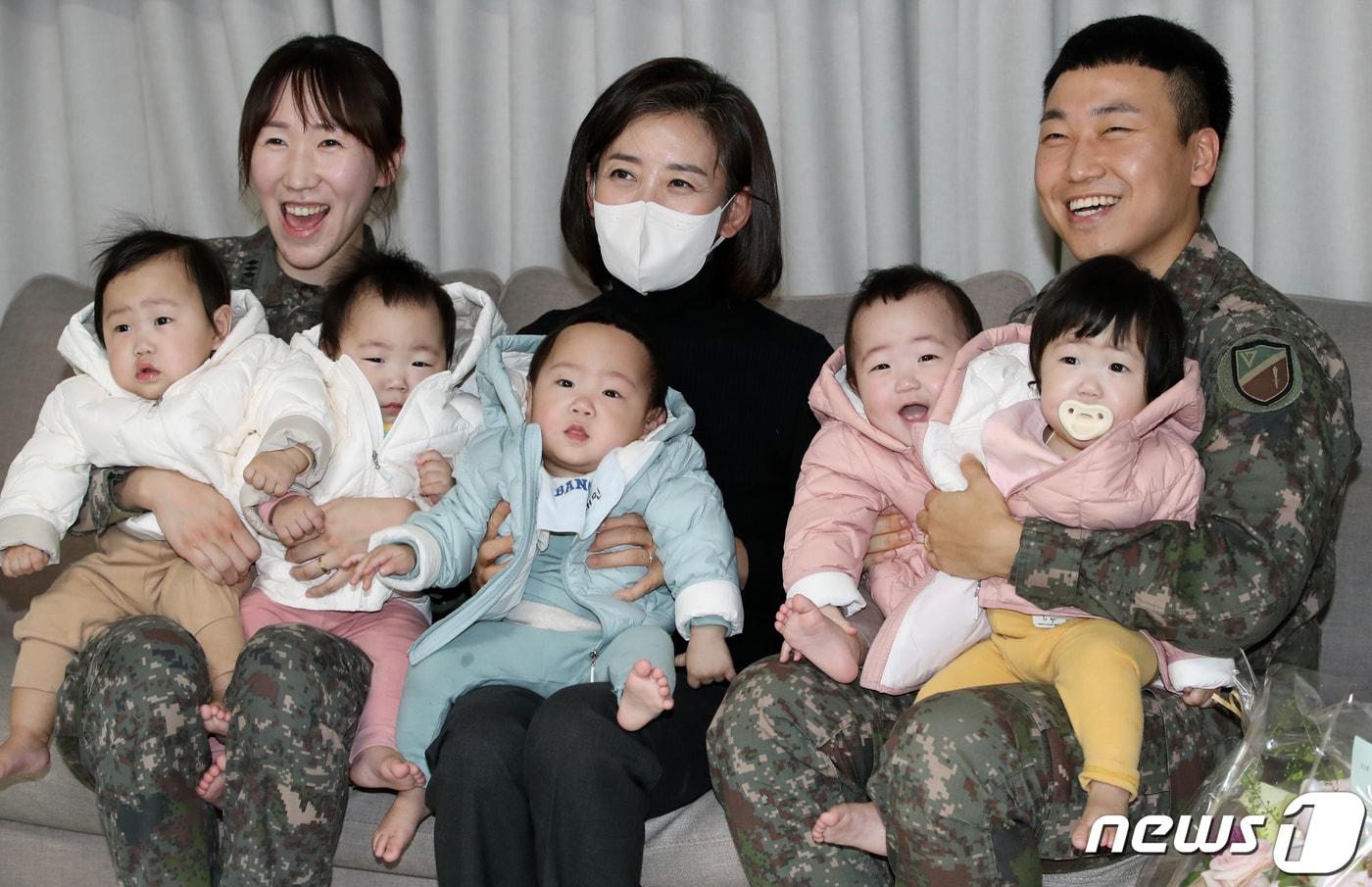 본문 이미지 - 나경원 대통령직속 저출산고령사회위원회 부위원장이 16일 오후 인천시 계양구에서 다섯쌍둥이를 출산한 육군 17사단 소속 서혜정(31) 대위·김진수(31) 대위와 기념사진을 촬영하고 있다. 저출산고령사회위원회는 이날 군인부부와 다섯쌍둥이에게 홍보대사 위촉장을 수여했다. 이들 군인 부부는 지난해 11월 18일 서울대병원에서 다섯쌍둥이(딸 4, 아들 1)를 낳았으며,12일 경남 마산에서 다섯쌍둥이 돌잔치를 했다. 다섯쌍둥이는 국내에선 1987년 이후 34년 만이다. 2022.11.16/뉴스1 ⓒ News1 정진욱 기자