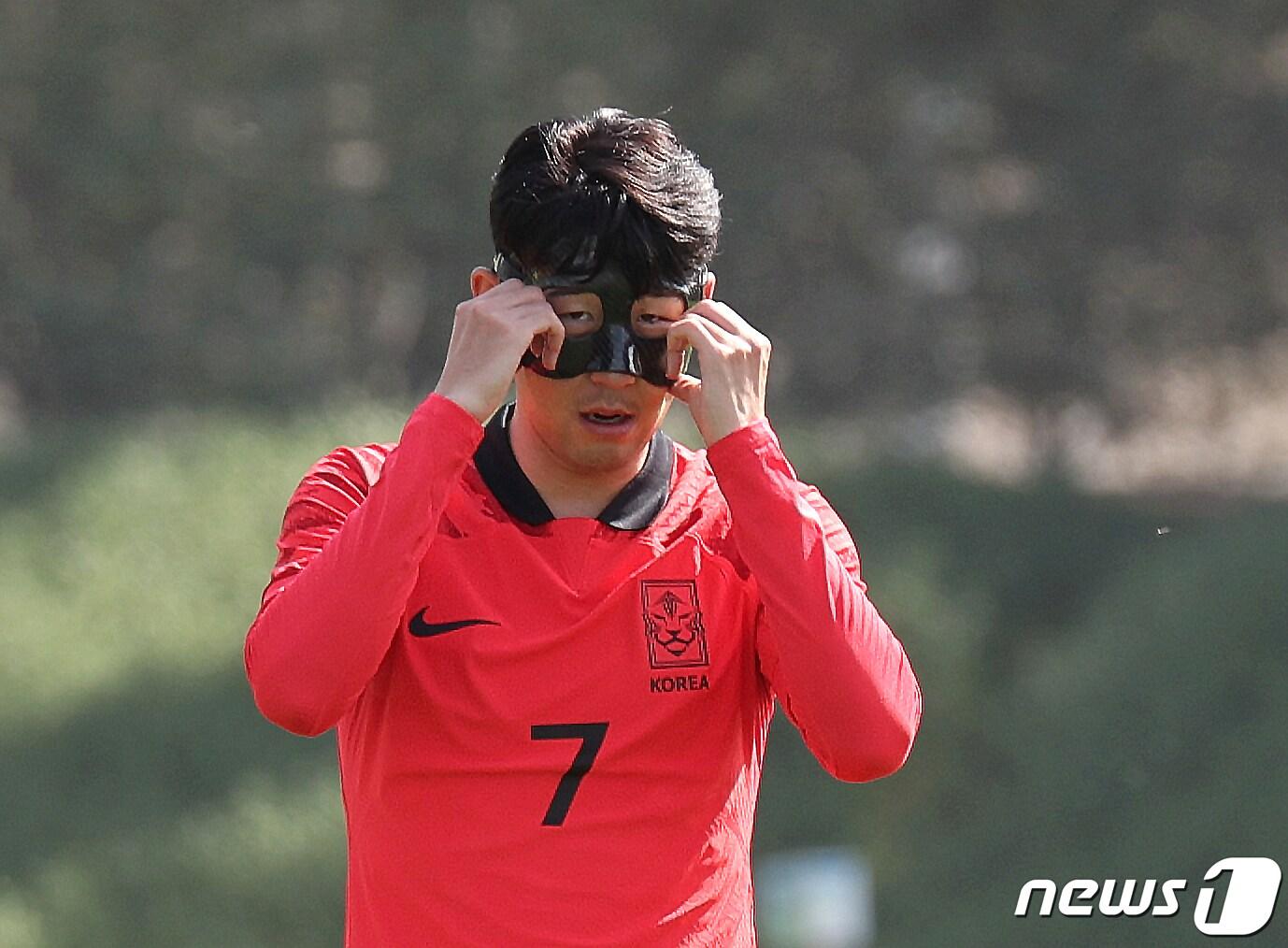 본문 이미지 - 파울루 벤투 감독이 이끄는 대한민국 축구대표팀 캡틴 손흥민이 16일 오전(현지시간) 카타르 도하 알 에글라 트레이닝센터에서 안면 보호대를 착용하고 훈련을 하고 있다. 2022.11.16/뉴스1 ⓒ News1 이광호 기자