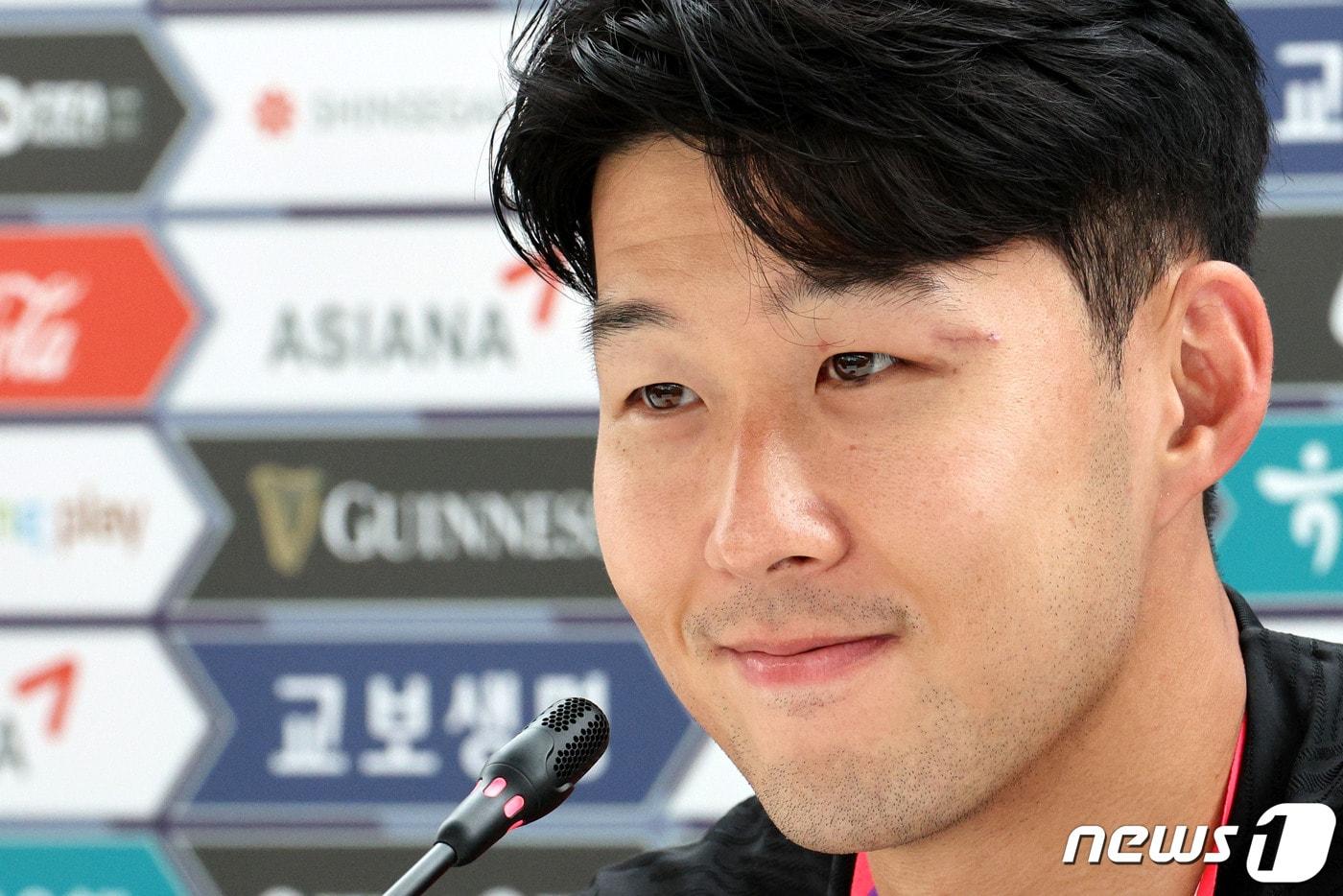 파울루 벤투 감독이 이끄는 대한민국 축구대표팀 캡틴 손흥민이 16일 오전(현지시간) 카타르 도하 알 에글라 트레이닝센터에서 가진 인터뷰에서 취재진의 질문에 답하고 있다. 2022.11.16/뉴스1 ⓒ News1 이광호 기자