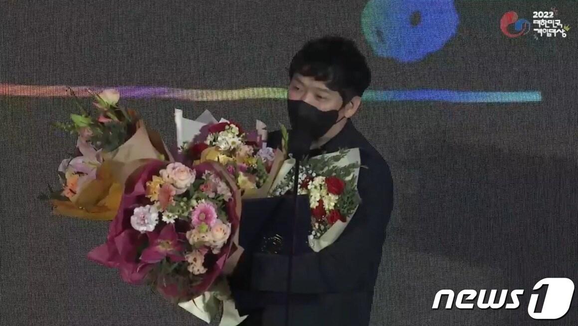 본문 이미지 - 16일 부산 벡스코에서 열린 '대한민국 게임대상 2022'에서 윤명진 네오플 이사가 수상 소감을 밝히고 있다.(트위치TV 갈무리)