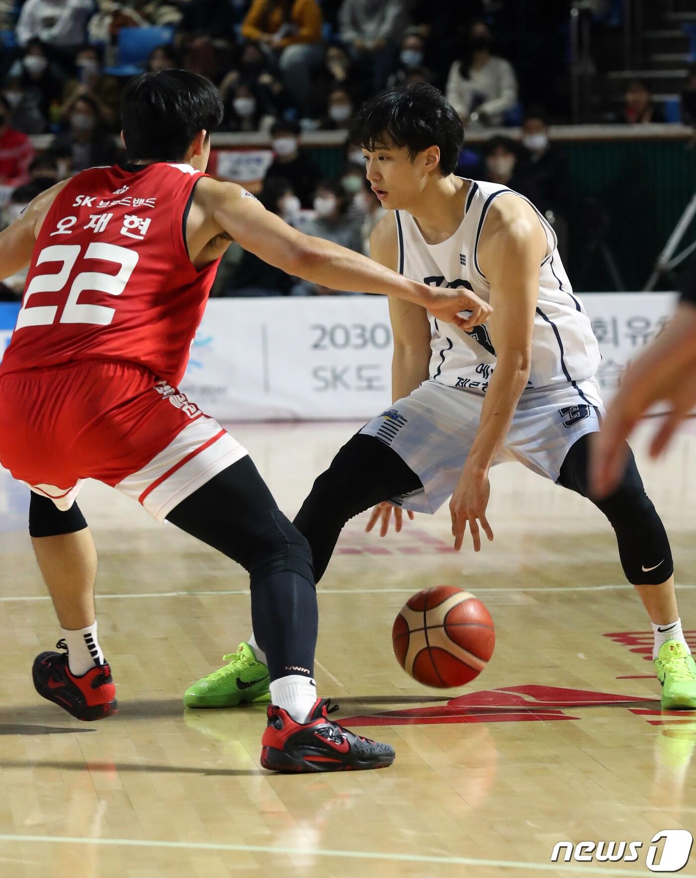 본문 이미지 - 16일 오후 서울 송파구 잠실학생체육관에서 열린 'SKT 에이닷 프로농구 2022-2023 KBL' 서울 SK와 전주 KCC 경기에서 KCC 허웅이 드리블을 하고 있다. 2022.11.16/뉴스1 ⓒ News1 송원영 기자
