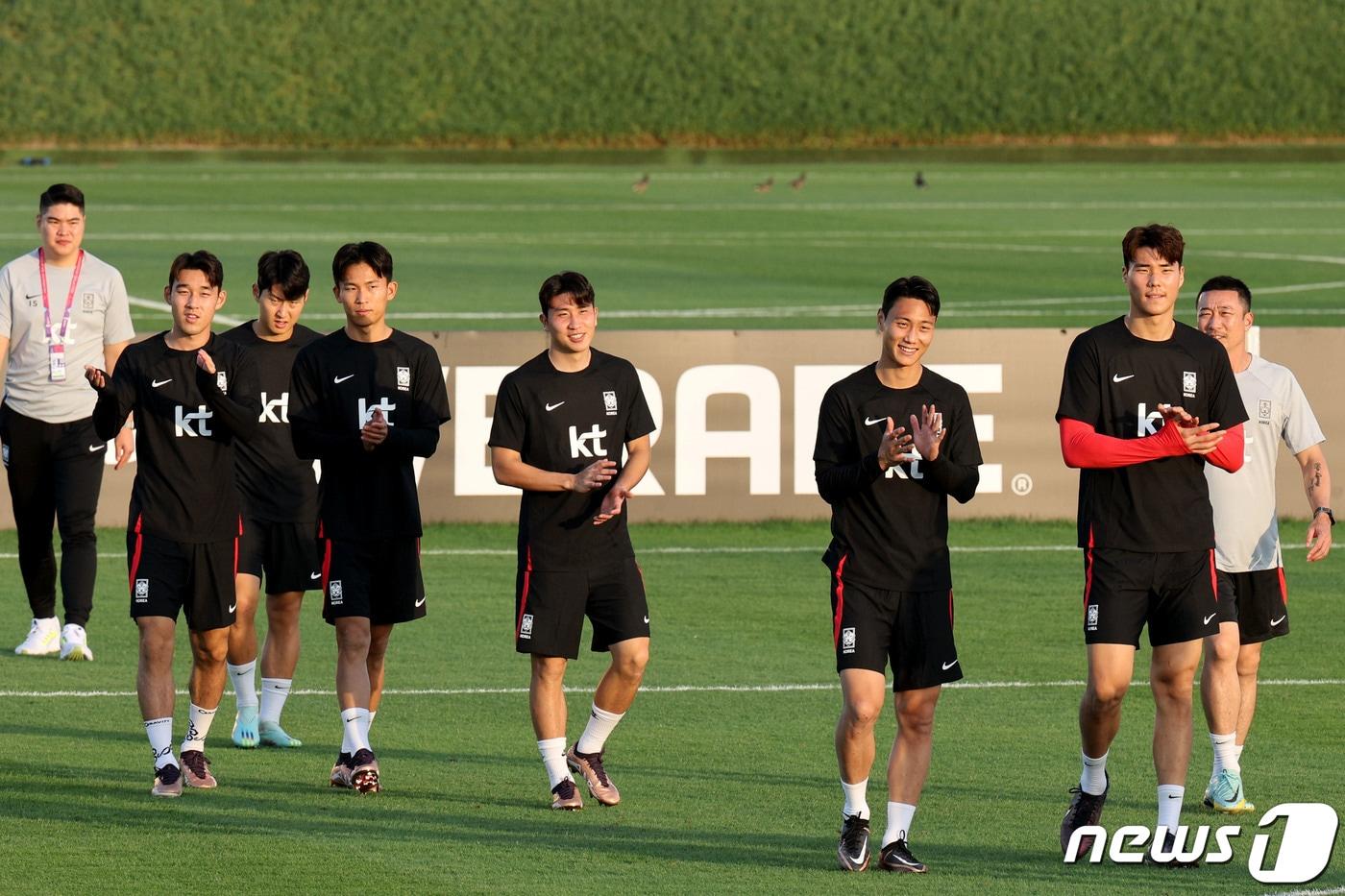 대한민국 축구 국가대표팀 이강인, 송민규, 정우영 등이 16일 오후(현지시간) 카타르 도하 알에글라 트레이닝센터에서 자원봉사자들을 대상으로 열린 축구클리닉에 참가하고 있다. 2022.11.16/뉴스1 ⓒ News1 이광호 기자