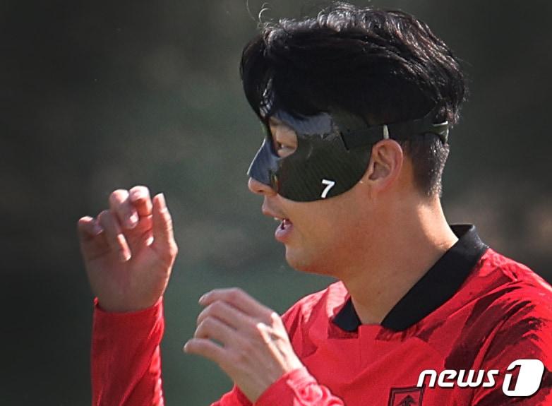 본문 이미지 - 파울루 벤투 감독이 이끄는 대한민국 축구대표팀 캡틴 손흥민이 16일 오전(현지시간) 카타르 도하 알 에글라 트레이닝센터에서 안면 보호대를 착용하고 훈련을 하고 있다. 2022.11.16/뉴스1 ⓒ News1 이광호 기자