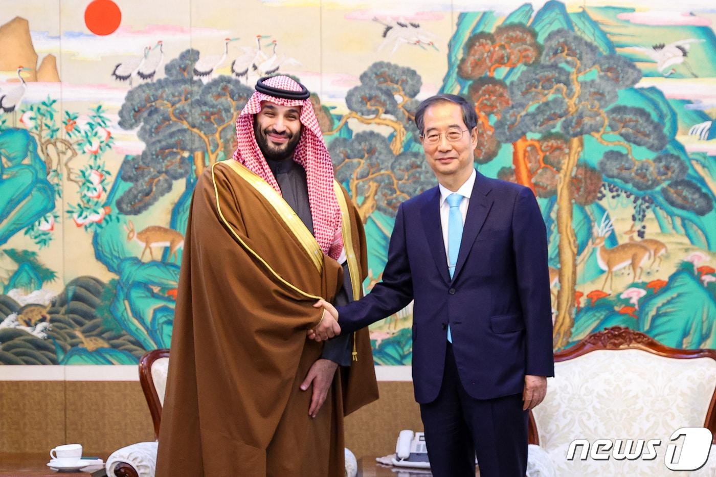 한덕수 국무총리가  경기 성남 서울공항에서 방한한 모하메드 빈 살만 사우디아라비아 왕세자 겸 총리를 영접하고 있다. (총리실 제공) 2022.11.17/뉴스1 ⓒ News1 박지혜 기자