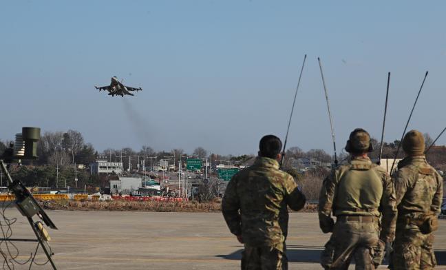 본문 이미지 - 16일 한미 공군의 비상활주로 접근 훈련이 실시된 16일 경북 영주시 비상활주로에서 미 공군 F-16 전투기가 '로 어프로치'를 시도하고 있다.(국방일보 제공)