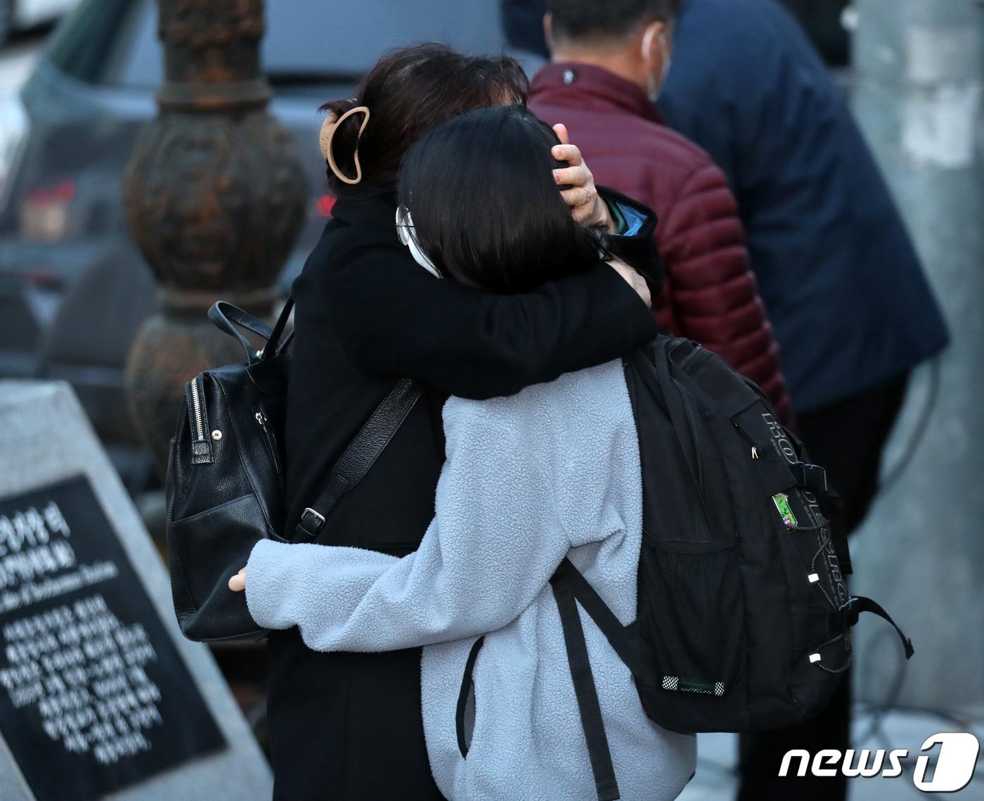 본문 이미지 - 2023학년도 대학수학능력시험 당일인 17일 오전 서울 서대문구 이화여자외국어고등학교에 마련된 시험장 앞에서 한 학부모가 입실을 앞둔 자녀를 안아주고 있다. 2022.11.17/뉴스1 ⓒ News1 김진환 기자