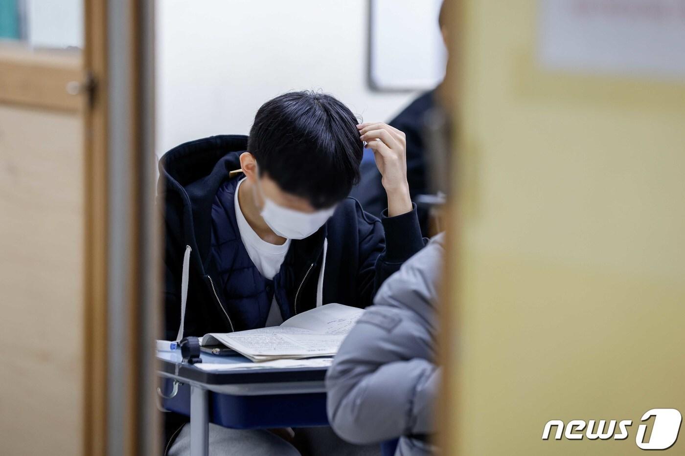 본문 이미지 - 수험생들이 대학수학능력시험 시작을 기다리고 있다. /뉴스1 ⓒ News1 사진공동취재단